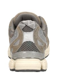 Grijze en tan sportieve schoen met een bovenwerk van mesh, suède accenten en een gevoerde crèmekleurige zool. Beschikt over een gestructureerde achterkant en logodetails.