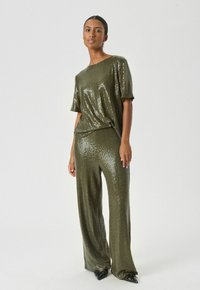 Olijfgroene, met pailletten versierde twee-delige outfit met een losse short-sleeve top en wijde broek, met een glanzende textuur en een ontspannen ontwerp.