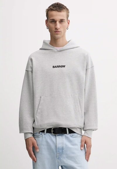Felpa grigia chiaro con tasca frontale e testo nero "BARROW". Presenta un design loose con maniche ampie e un cappuccio con cordino.