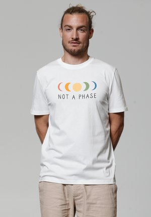 Witte katoenen t-shirt met een grafisch ontwerp van halfcirkelvormige gekleurde fasen en de tekst "NIET EEN FASE" in het zwart. Ontspannen pasvorm.