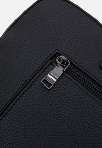 Tommy Hilfiger CENTRAL SLIM COMPUTER BAG UNISEX - Geantă laptop - black