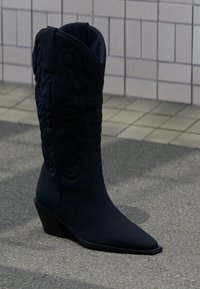 Επιλέχθηκε, black