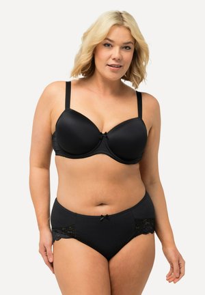 Zwarte bh met gladde stof, beugelondersteuning en verstelbare bandjes. Zwarte hoogstaande slip met kantaccenten en een klein strikje.