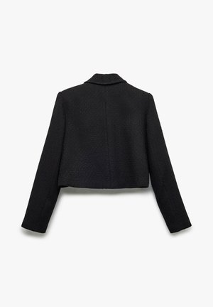 Chaqueta negra corta con un tejido texturizado, cuello con muesca y mangas largas. La parte posterior es lisa con un patrón sutil.