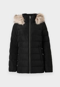 Giubbotto imbottito nero con chiusura a zip, presenta un bordo in pelliccia sintetica sul cappuccio, design trapuntato e tasche laterali. Tessuto testurizzato e leggero.