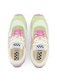 Sneaker atletici in verde pallido, crema e rosa. Presentano materiali in rete e suede, con colletto imbottito, suola spessa e etichetta a scacchi.