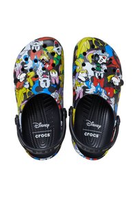 Ett par svarta Crocs med flerfärgade Disney-karaktärstryck, inklusive Musse Pigg, Kalle Anka, Långben och fästa karaktärstema charm.