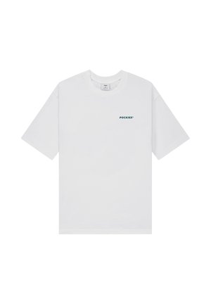 Hvit T-skjorte med korte ermer og rund hals, med liten grønn "POCKIES"-tekst på venstre bryst.