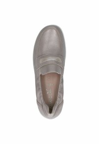 Šedá kožená obuv typu slip-on s textúrovaným povrchom, vybavená dekoratívnym pásom a pohodlným strihom. Viditeľná mäkká vnútorná podšívka.