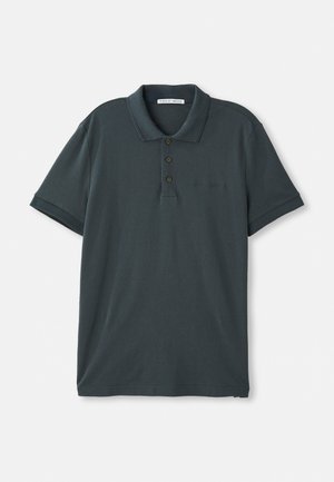 Polo shirt à manches courtes gris foncé avec trois boutons et un col, présentant un texte brodé discret sur la poitrine gauche.
