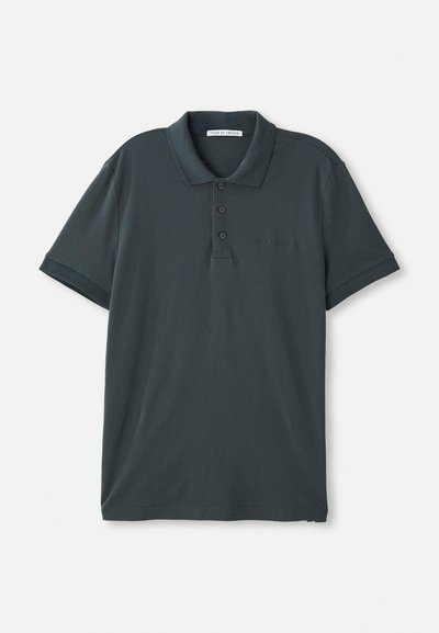 Polo a maniche corte grigio scuro con tre bottoni e colletto, che presenta un sottile testo ricamato sul lato sinistro del petto.