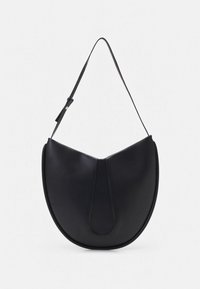 Svart läderaxelväska med en böjd, halvmåneformad design. Har en justerbar rem och en central sömdetalj. Slät textur.