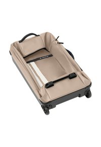 Beige stoffen reiszak met een grijze basis, zachte randen, een platte binnenkant met een witte streep, en een zwarte trekhandgreep en wielen.