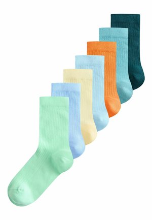 Septynios poros ribotos kojinių pastelinių žalių, šviesiai mėlynų, kreminių, blyškių mėlynų, oranžinių, žalsvai mėlynų ir tamsiai žalių, sudėtos į įstrižainę eilę.