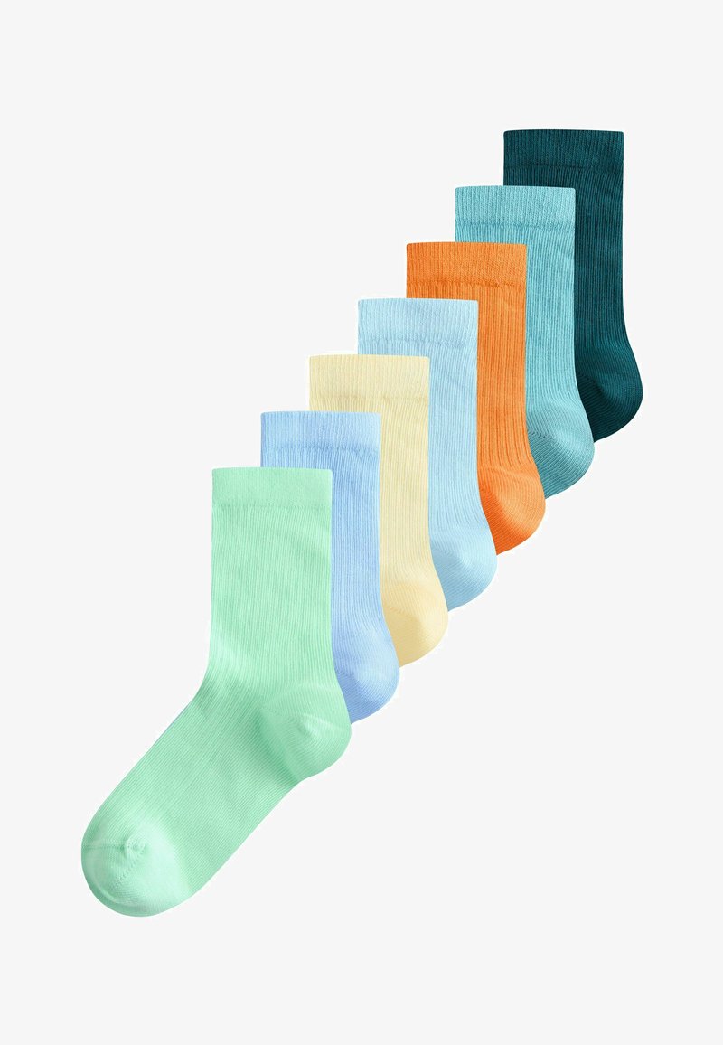Sept paires de chaussettes montantes côtelées en vert pastel, bleu clair, crème, bleu pâle, orange, bleu canard et vert foncé disposées en rangée diagonale.