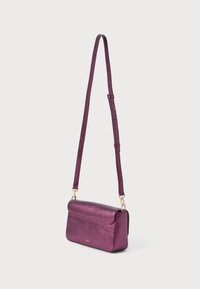 Metalická fialová crossbody taška s hladkou textúrou, klapkou, zlatým hardvérom a nastaviteľným remienkom. Kompaktný a obdĺžnikový tvar.