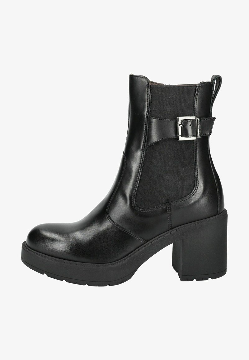 Bottine noire avec un extérieur en cuir lisse, des panneaux élastiques et un accent en boucle métallique sur le côté. Talon épais et semelle texturée.