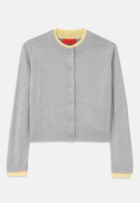 Cardigan grigio corto con scollo rotondo, dettagli in giallo a coste sul colletto e sui polsini, e chiusura con sei bottoni frontali.