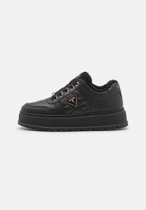 Czarna sneaker na platformie ze złotymi oczkami, detalami z logo i pikowanym panelem bocznym, z grubą podeszwą i podszyciem ze sztucznego futra.