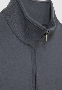 Dunkelgrauer Reißverschluss-Pullover mit hohem Kragen, der eine glatte Strickstruktur und einen silbernen Reißverschlussverschluss an der Vorderseite aufweist.