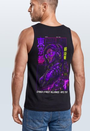 Mann trägt schwarzen Tanktop mit neonlila Cyberpunk-Frau, Stadtplänen von Tokio und New York und dem Text „Cyber Street Alliance NYC/TKY.“