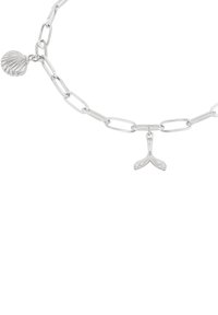 Bracciale in argento con maglie allungate, un charm a forma di conchiglia e un pendente a forma di coda di balena, con una finitura lucida e una superficie liscia.