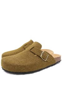 Sabots en feutre brun avec une semelle en caoutchouc noir robuste et des détails de boucle sur le côté. Le design présente un bout rond et un dos ouvert pour un enfilage facile.