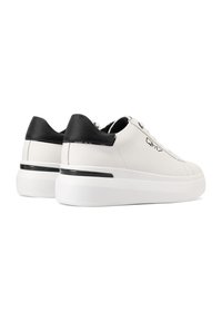 Sneakers bianchi in pelle con accenti neri, suole bianche spesse, design con lacci e un piccolo logo sul lato. Dettagli con contrafforte posteriore testurizzato.