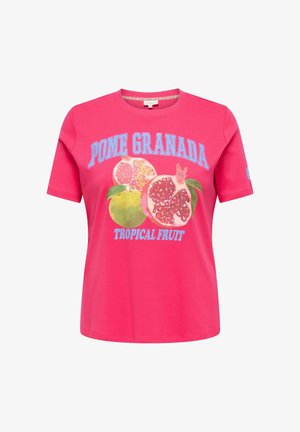 Felroze T-shirt met afbeelding van een granaatappel en blauwe tekst met "POME GRANADA" en "TROPICAL FRUIT" aan de voorkant.