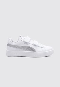Sneaker atletica bianca con accenti argentati, realizzata in materiale sintetico, dotata di cinturini a strappo e suola texture.