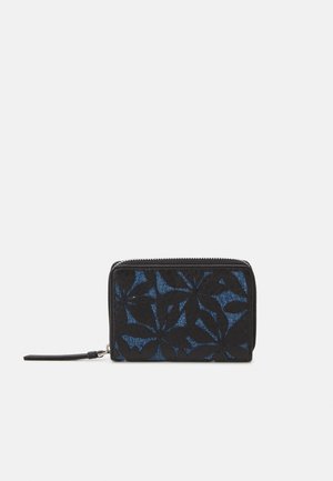 Zwarte portemonnee met een blauw bloemenpatroon, vervaardigd uit stoffen met een gestructureerde textuur. Het heeft een ritssluiting en een polsband voor gemakkelijke bediening.