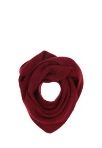 Bufanda de lana de un suave y profundo color rojo dispuesto en forma circular con un centro hueco, aislada sobre un fondo blanco.