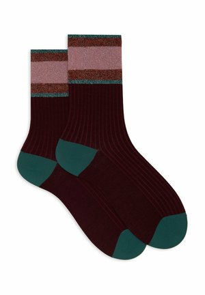 Calzini bordeaux con texture a coste, dettagli in verde bluastro all'estremità e al polsino, e tre strisce orizzontali in rosa chiaro e fili metallici.