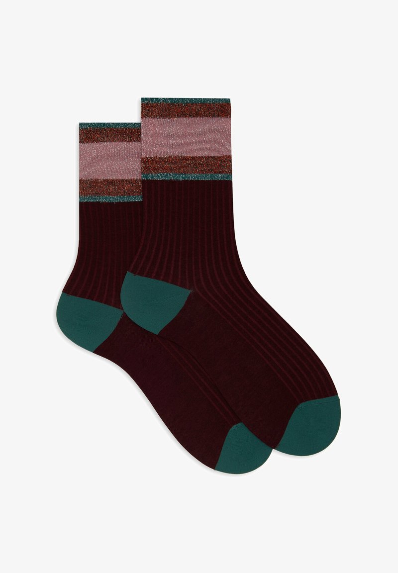 Calzini bordeaux con texture a coste, dettagli in verde bluastro all'estremità e al polsino, e tre strisce orizzontali in rosa chiaro e fili metallici.