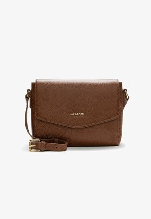 Sac à bandoulière en cuir marron à texture granuleuse, avec une fermeture rabat et une sangle ajustable. Doté de quincaillerie dorée et du nom de la marque embossé sur le devant.