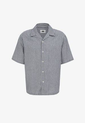 Mustvalge geomeetrilise ruudustikuga lühikeste varrukatega nööpidega särk, millel on avar krae.