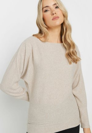 Suéter de punto acanalado beige con un amplio escote y diseño de hombro caído. Textura suave con sutiles rayas verticales. Corte holgado.