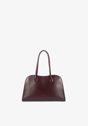 Sac à main en cuir lisse marron foncé avec deux longues poignées et une forme rectangulaire arrondie sur fond blanc.