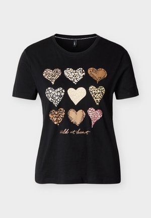 Must lühikeste varrukatega särk, millel on üheksa loomamustriga südant, mis on paigutatud kolmesse ritta, ja südame all on kursiivkirjas tekst "metsik südames".