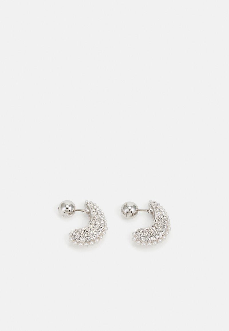 Brincos em forma de crescente prateada adornados com cristais transparentes e pequenas pérolas, apresentando um fecho de botão esférico polido.
