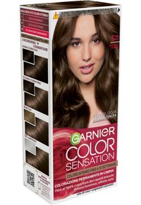 Kit di colorazione permanente per capelli con una foto di donna sulla parte frontale, che mostra lunghi capelli castani mossi. Presenta il nome del prodotto, indicatori di colore e codice QR.