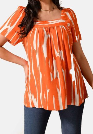 Oranje top met abstracte print, korte mouwen, vierkante halslijn en geplooide details, gecombineerd met donkerblauwe jeans. Glad stofoppervlak.