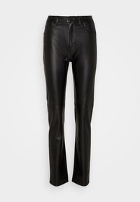 Pantalon en cuir noir à taille haute avec poches avant, passants de ceinture, fermeture par bouton et coupe droite, sur fond blanc uni.