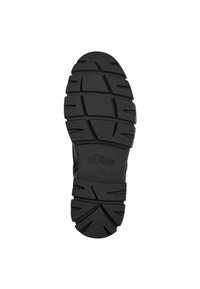 Suela de zapato de goma negra con patrones de relieve angulares y profundos. Presenta el nombre de la marca en relieve "s.Oliver" y el tamaño "37". Superficie texturizada para un mejor agarre.