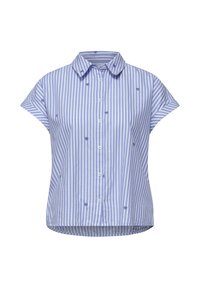 Blouse à manches courtes à rayures verticales bleu et blanc avec petits cœurs brodés, fermeture à boutons sur le devant et col arrondi.