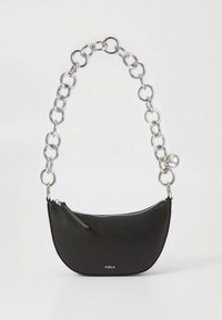 Mustast nahast õlakott kõverate joontega, millel on hõbedane kett-rihm ja tõmblukuga ülaosa. Esiküljel on logo.