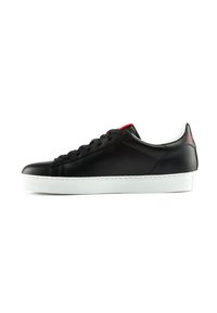 Zwarte leren sneakers met een gladde afwerking, witte rubberen zool, ronde neus en zwarte veters; heeft een rode accent nabij de veterogen.