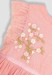 Robe rose avec des manches à volants en tulle superposées, ornée de broderies florales en blanc et vert, et d'un accent en ruban rose assorti le long de la taille.