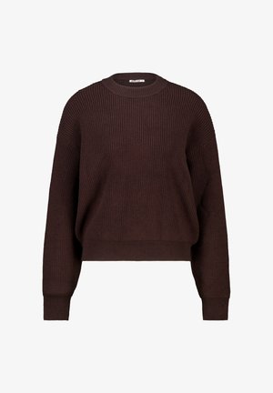 Jersey marrón de punto con cuello redondo, hombros caídos y puños acanalados. Largo recortado con un patrón texturizado en toda la prenda.