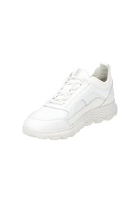 Scarpa sportiva bianca realizzata in materiale sintetico testurizzato, con punta rotonda, chiusura con lacci e una suola spessa e ondulata.